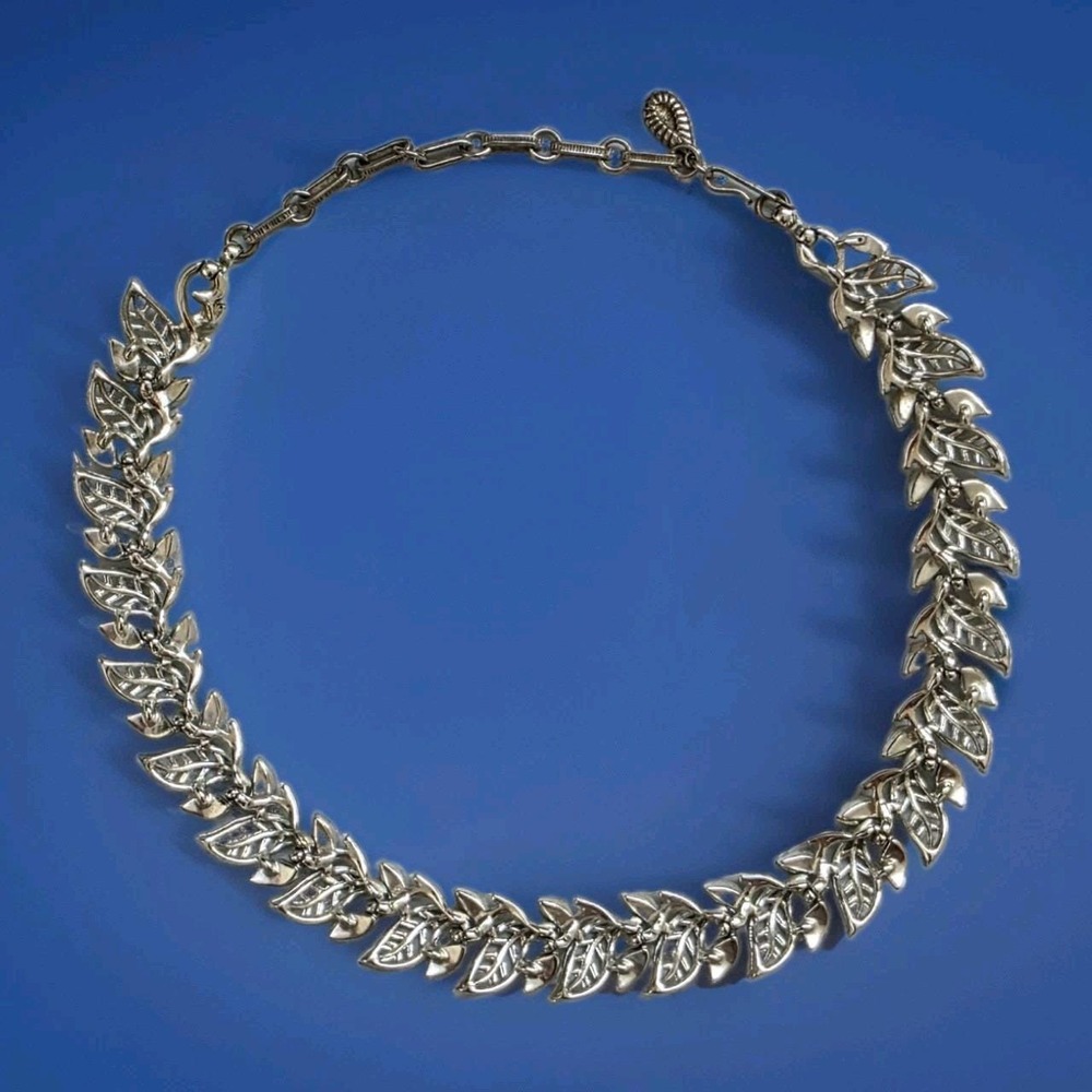 Vintage LISNER Silver Tone Leaf Necklace Textured Openwork Leaves Signed Jewelry